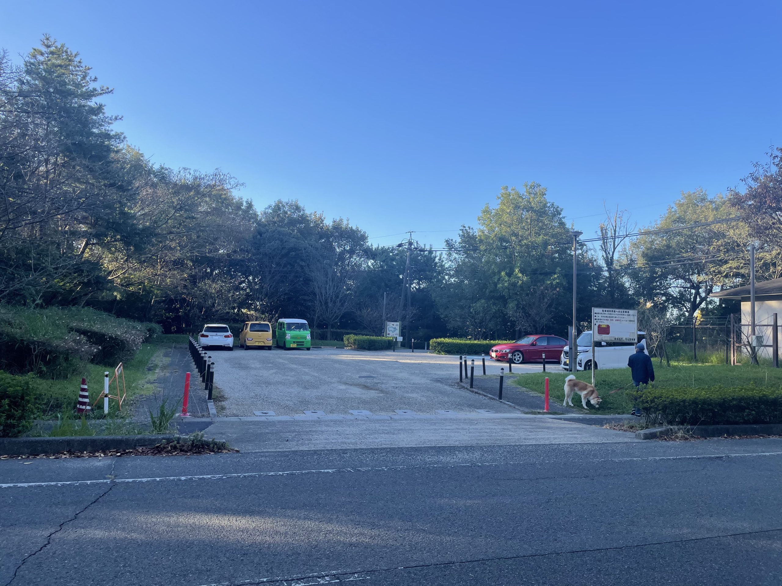 維摩池の公園北側駐車場